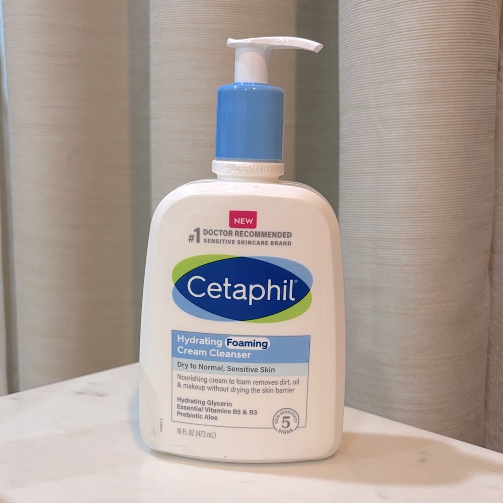 Hydrating Foaming Cream Cleanser - Blue and White
